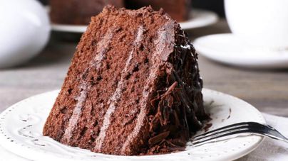 Bolo de chocolate com recheio e calda de chocolate