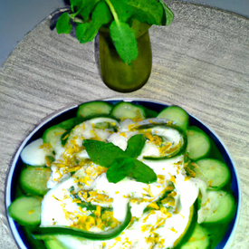 Salada de pepino, hortelã e iogurte natural