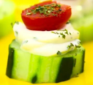 foto da receita Petisco de pepino com tomate
