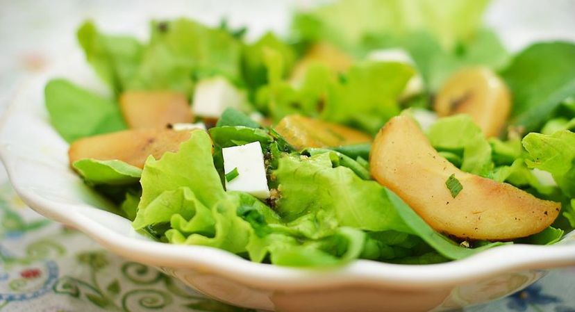 Salada de folhas,   pera e queijo