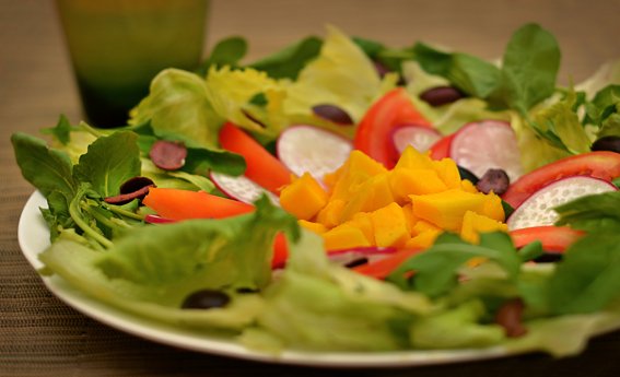 foto da receita Salada de folhas com manga
