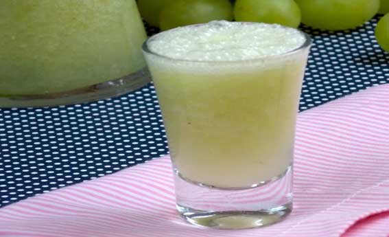 foto da receita Suco de abacaxi com gengibre e uva verde