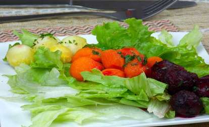 Salada de folhas com vegetais boleados e toque de hortelã