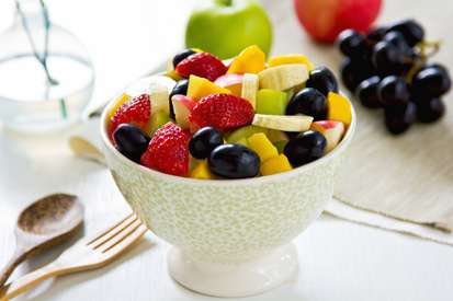 Salada de frutas com cobertura de iogurte