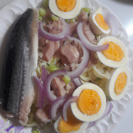 Salada de ovos, cebola e sardinha