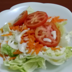 Salada de repolho,  tomate e cenoura