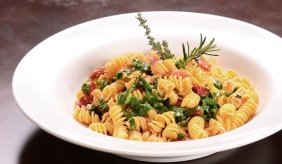 foto da receita Fusilli com tomates e rúcula