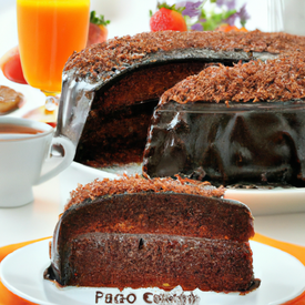 bolo caseiro com cobertura de chocolate