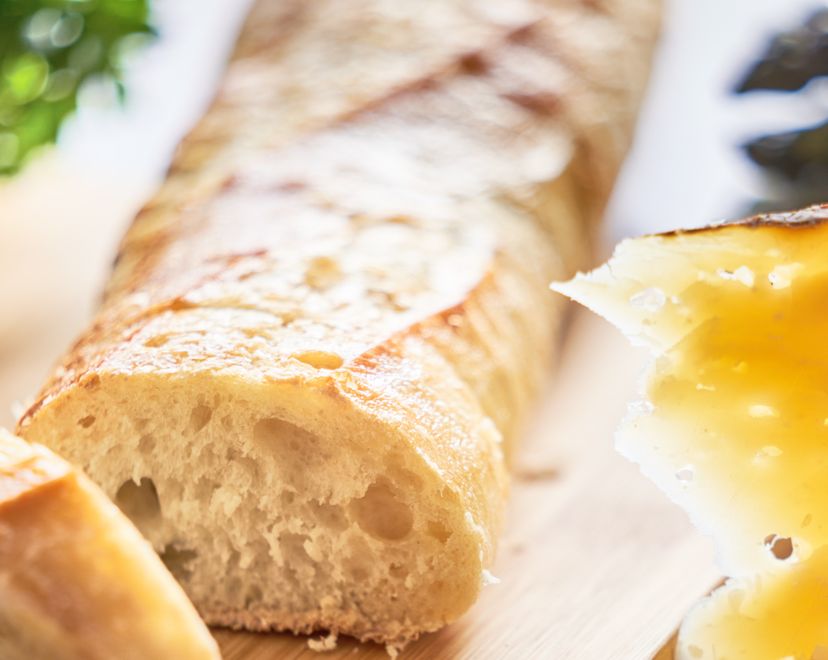 Baguete com queijo e ervas finas