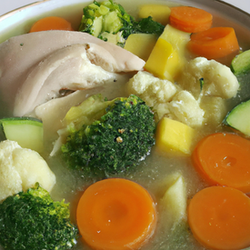 Sopa de legumes com peito de frango