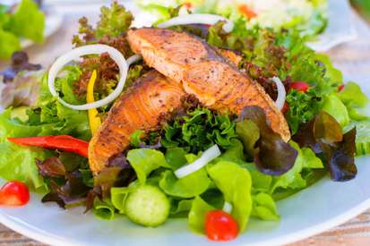 Salada verde com salmão