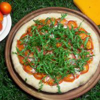 foto da receita Pizza de mussarela de búfala,  rúcula e tomate seco