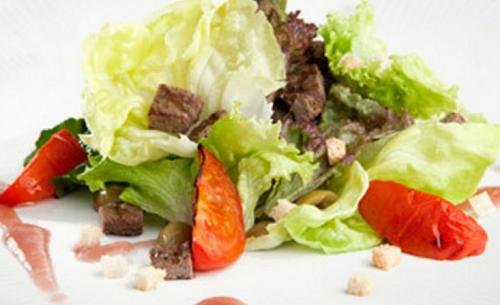 foto da receita Hambúrguer acompanhado de salada verde com vinagre e manjericão