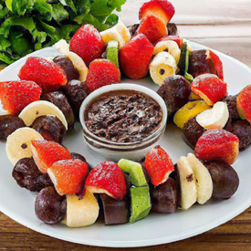 Frutas com chocolates e castanhas 