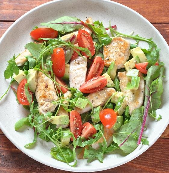 foto da receita Salada de frango,   couve manteiga,   tomate seco e avocado