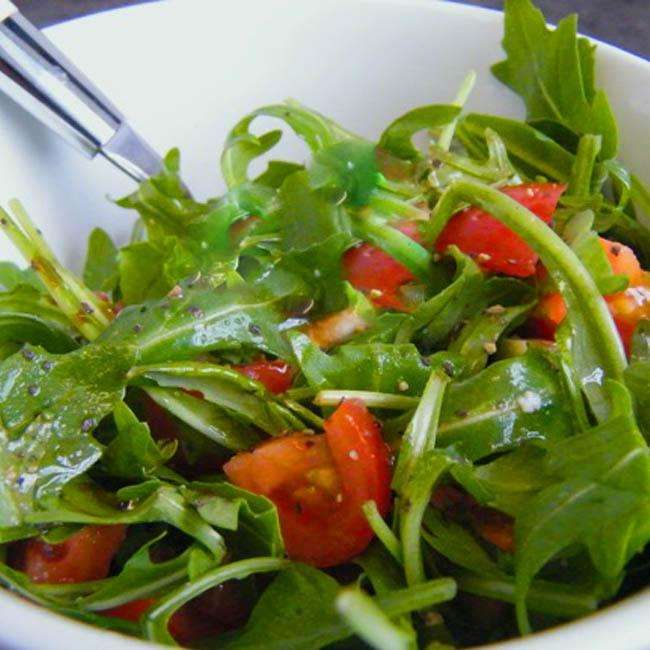 Salada de agrião,   azeitona,   brócolis e carne moída