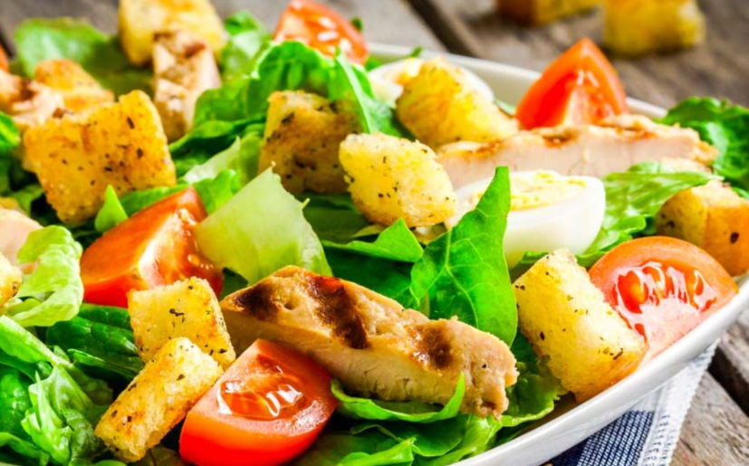 foto da receita Salada de alface,   batata,   azeitona,   alcaparras e filé de frango