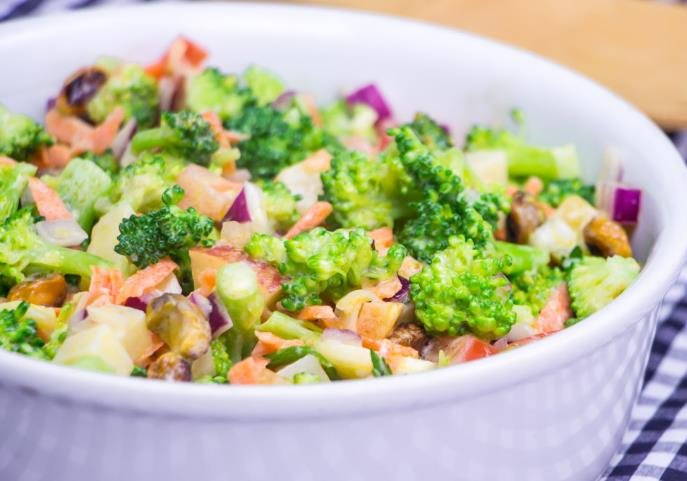foto da receita Salada de espinafre,   abobrinha,   brócolis,   azeitona preta e atum ralado