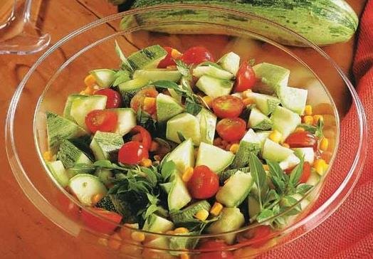 foto da receita Salada com abobrinha,  tomate cereja,  avocado e filé de frango