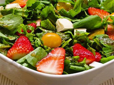 Salada bronzeadora alface, brócolis e morango