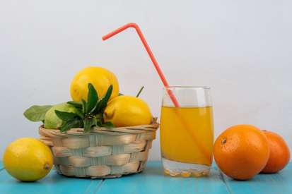 Suco detox com limão e laranja 