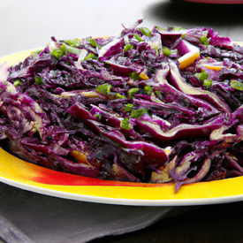 Salada de repolho roxo com gergelim 