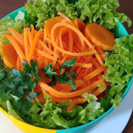 Salada de alface americana com cenoura ralada