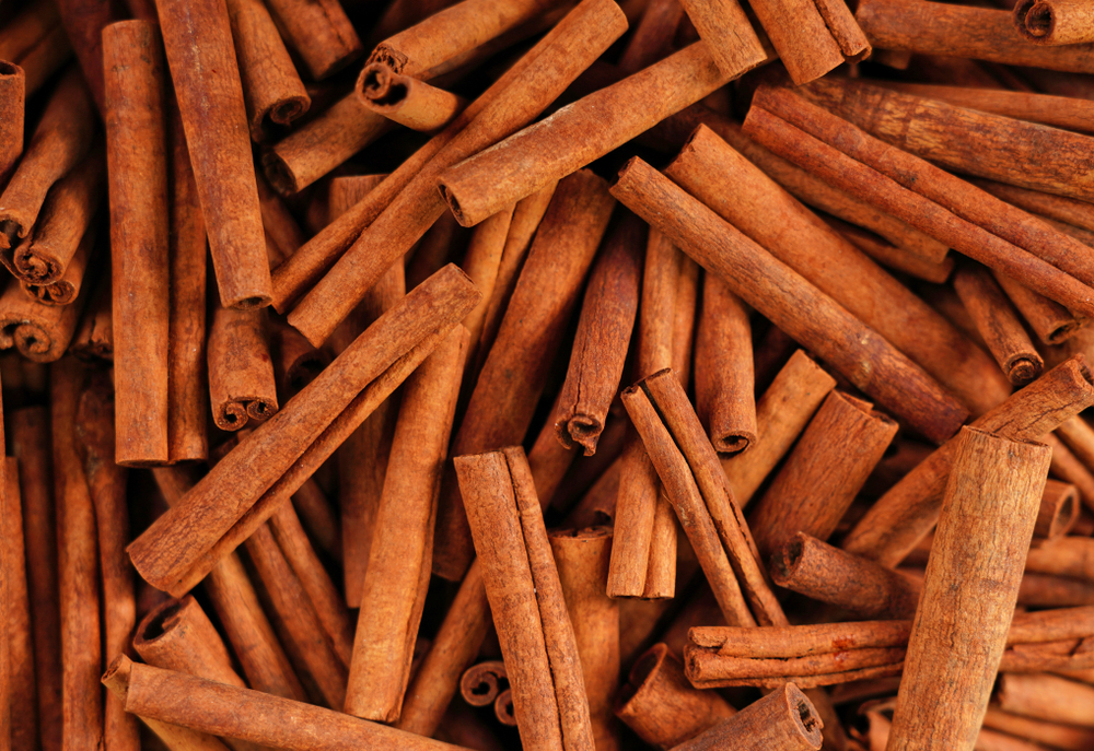 Canela: Benefícios, para que serve e como usar o tempero