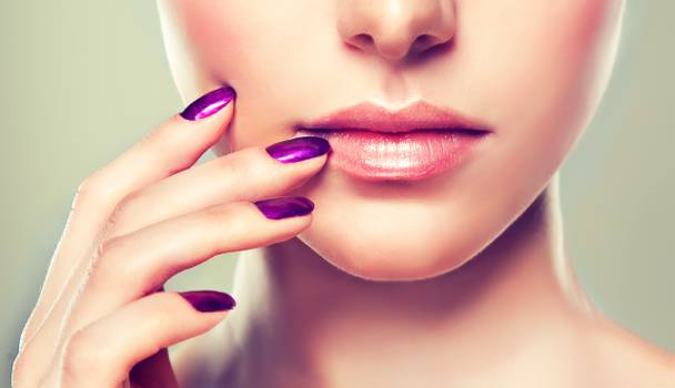 Ficar um tempo sem esmalte faz bem para a saúde das unhas?