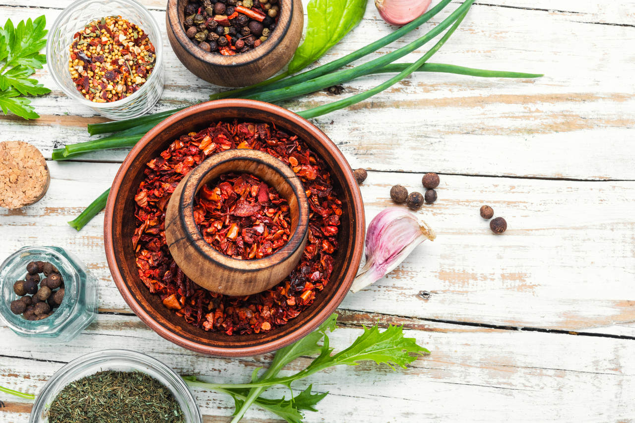 Temperos e ervas naturais que podem substituir o sal na cozinha