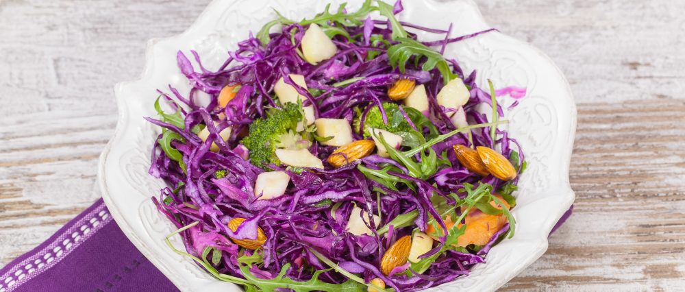 Receita de salada de repolho roxo com amêndoas
