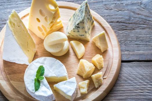Comer queijo todo dia pode reduzir risco de doenças cardíacas