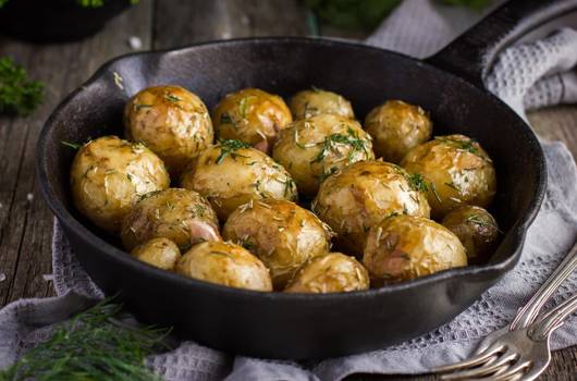 Batatas assadas crocantes no forno: como preparar