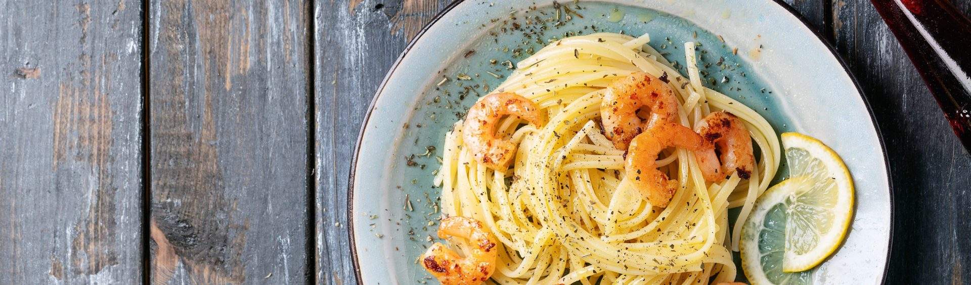 linguini com camarão e brócolis