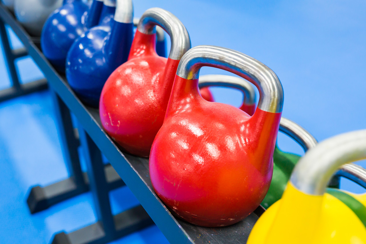 5 exercícios com kettlebell para perder peso