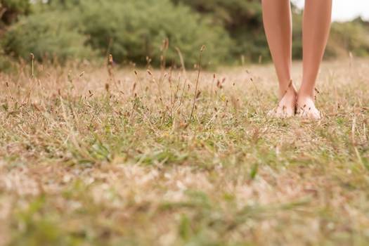 Grounding: Pisar descalço na terra vira terapia