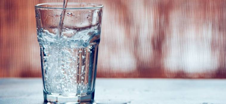 Água alcalina: Vale a pena consumir?