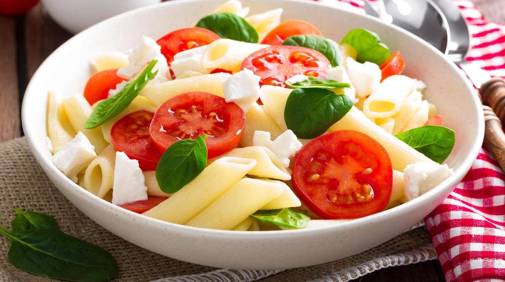 Receita de macarrão com frango, tomate e queijo feta