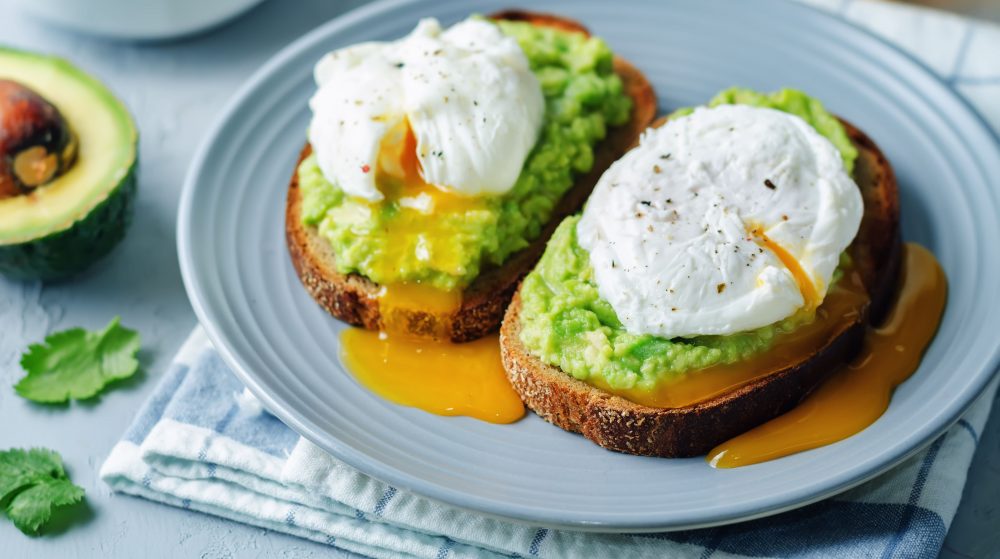 Receita de ovo pochê com abacate