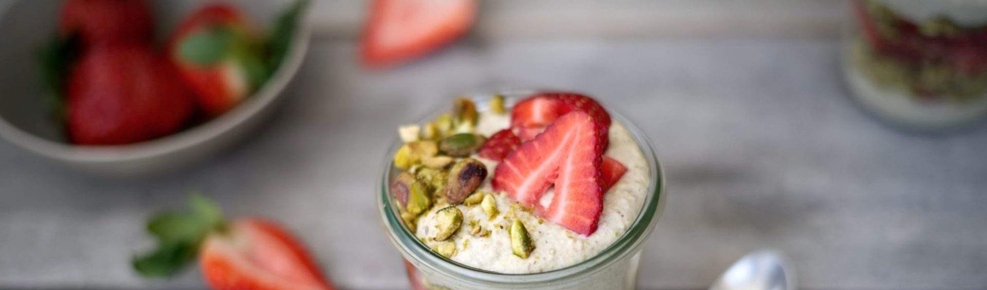 creme de iogurte com morango e pistache