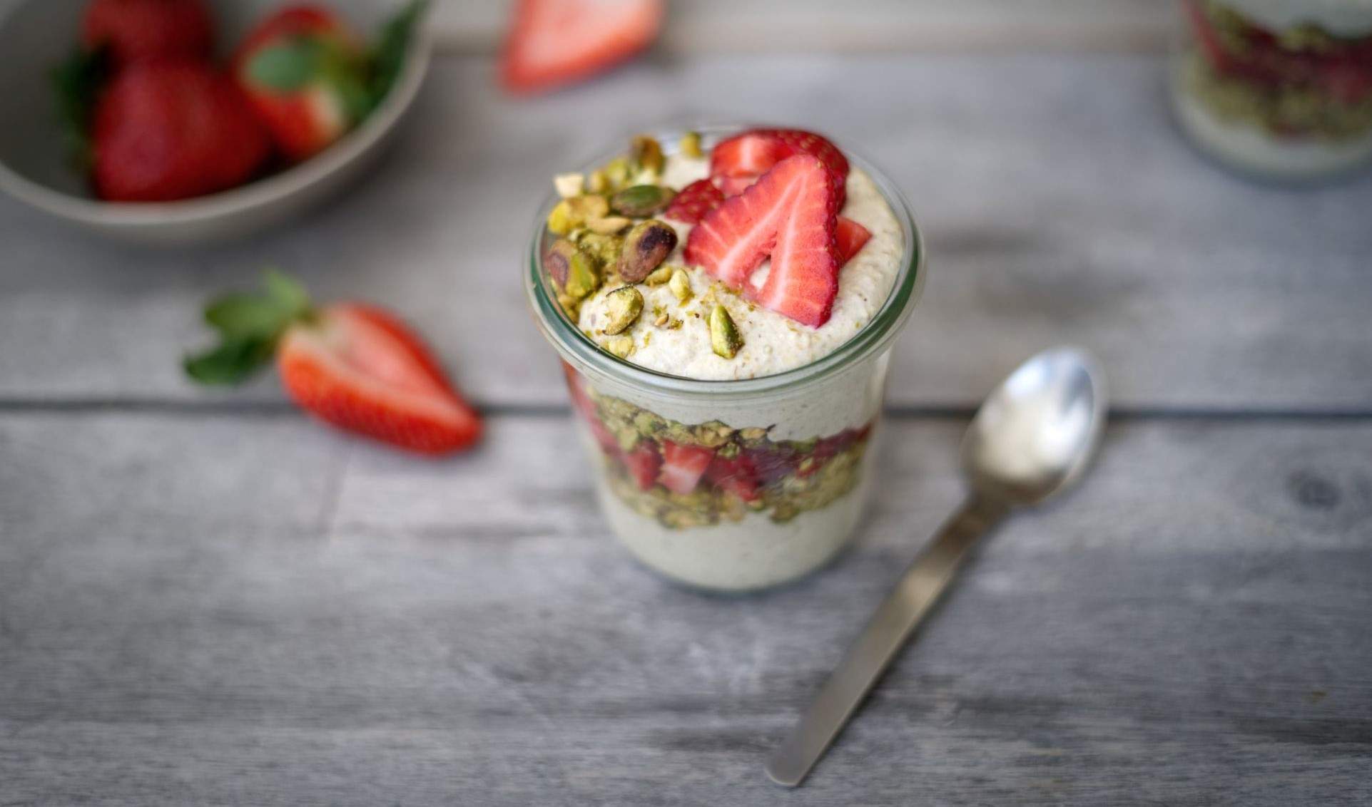 Creme de iogurte com morango e pistache