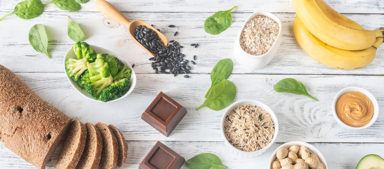 foto de diferentes alimentos ricos em magnésio