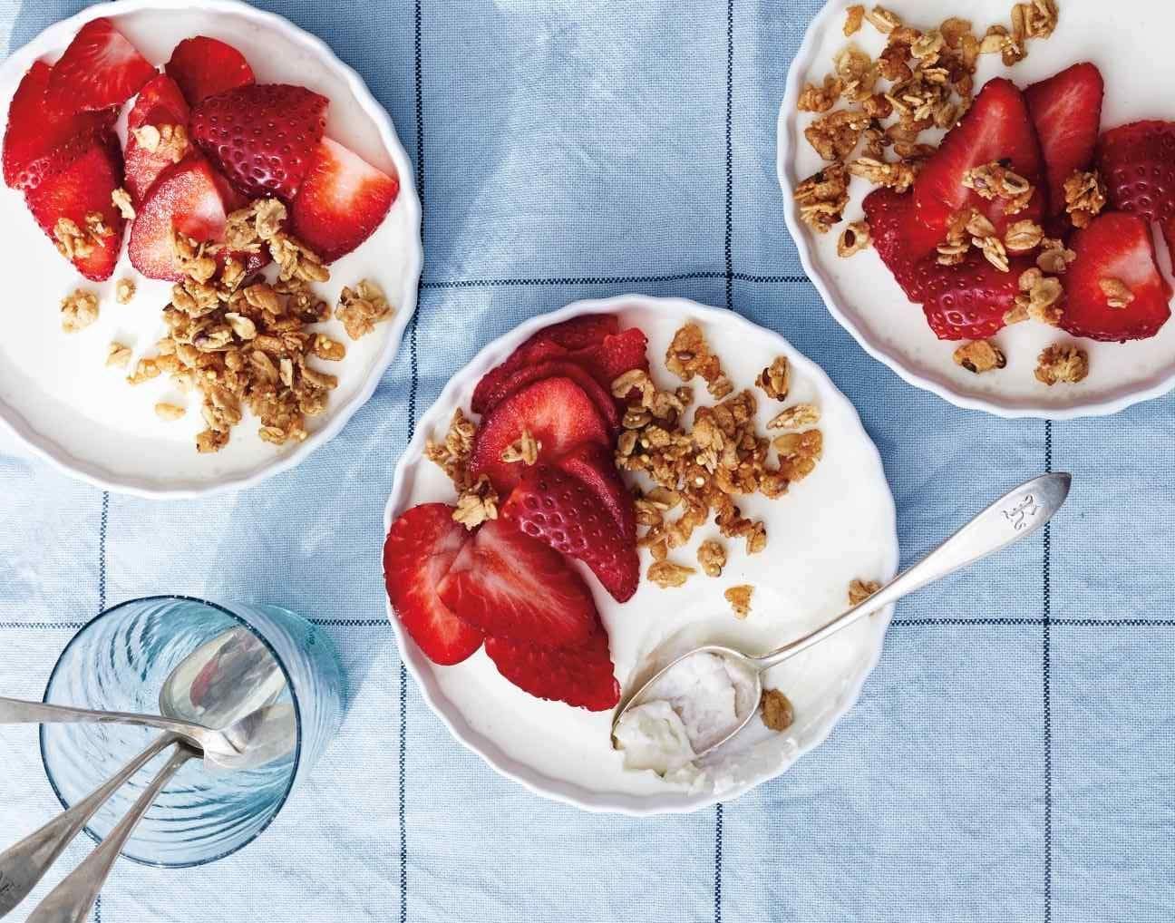 Receita de panna cotta de iogurte com morango e granola