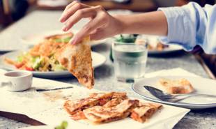 Comer com as mãos torna a comida mais apetitosa, diz estudo