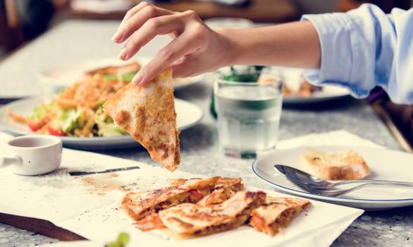 Comer com as mãos torna a comida mais apetitosa, diz estudo