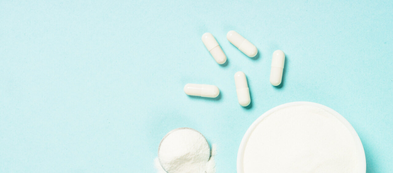 foto de suplementos alimentares em pó e em cápsulas vistos de cima