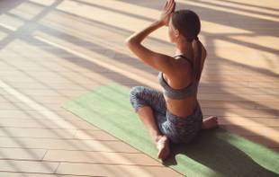 Yoga em casa: Dicas de como praticar e fazer com segurança