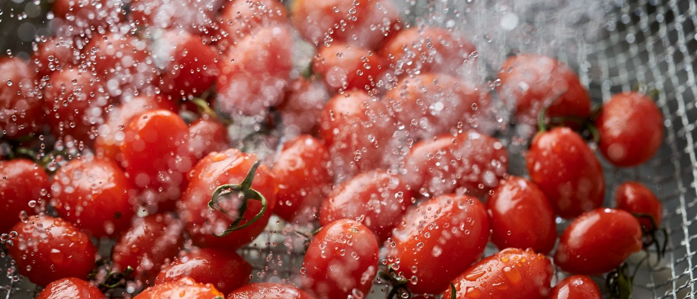 Devo lavar frutas e vegetais com algo além de água?