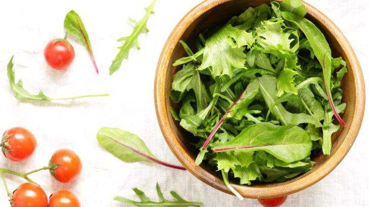 saladas e folhas frescas