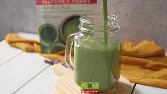 Smoothie de manga com spirulina